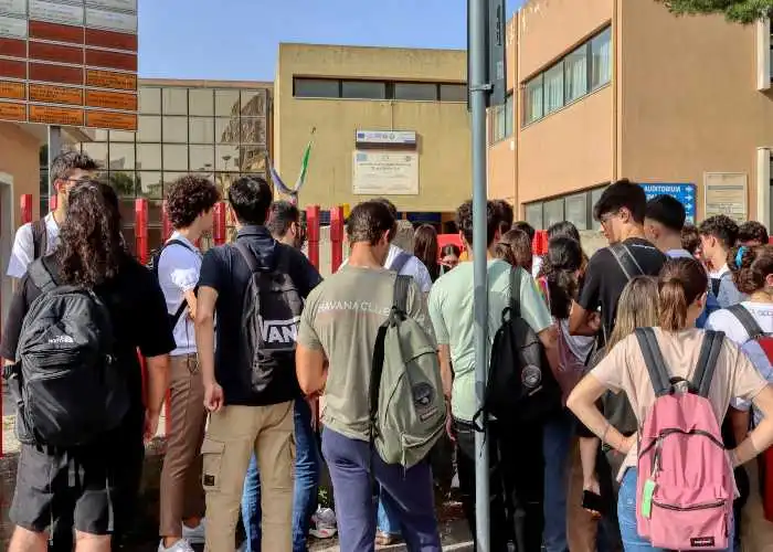 Studenti fuori da una scuola