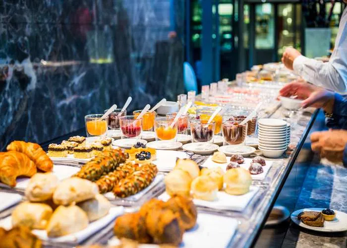 Una colazione a buffet in un hotel di lusso