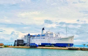 La nave passeggeri più antica al mondo è diventata un hotel di lusso. Quanto costa dormirci