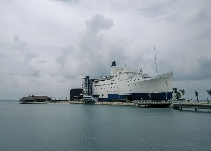 La Doulos Phos: da nave passeggeri più antica al mondo a hotel di lusso
