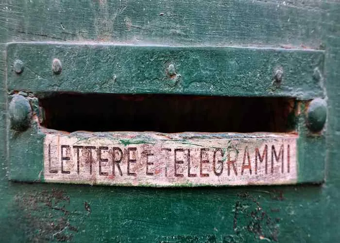 Una vecchia cassetta delle lettere in Italia che potrebbe essere dismessa presto con uno stop (o addio) alla consegna a casa