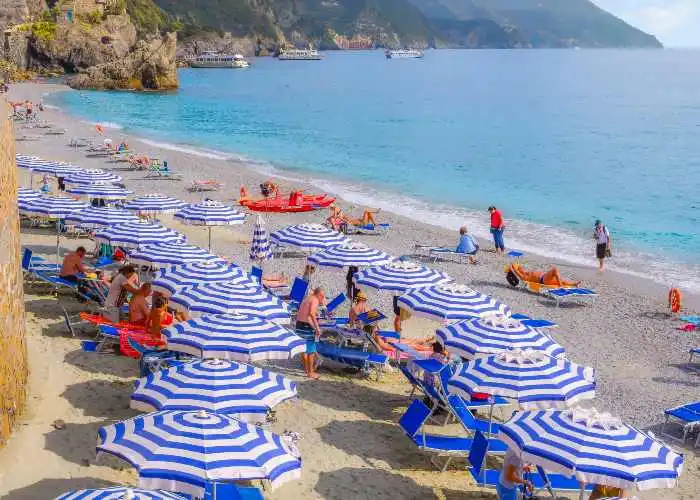 A Monterosso la gente è in spiaggia anche a settembre