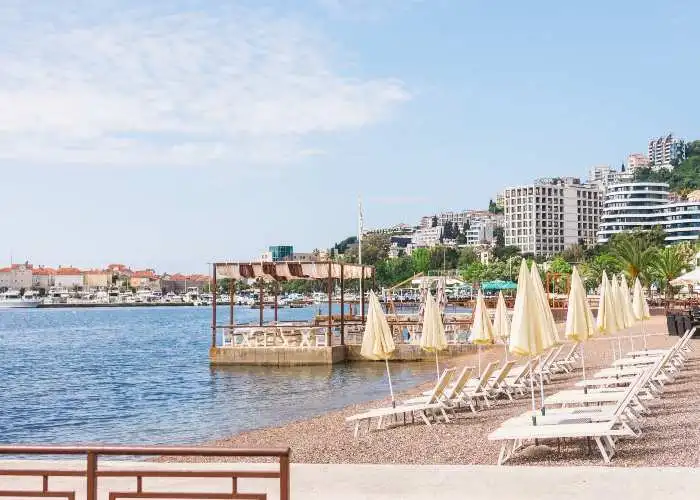 Una spiaggia in Montenegro, ambita meta di vacanza