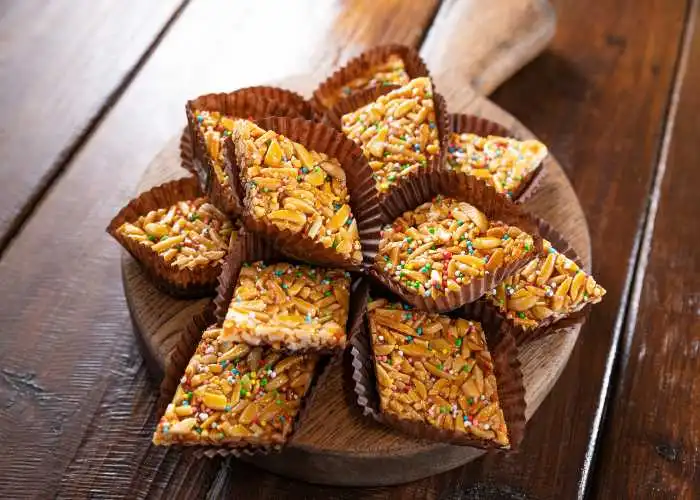 Un dolce alle mandorle, prelibatezza di molte sagre in Sardegna. Shutterstock by Marina Bakush