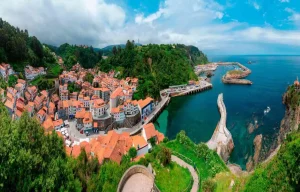 Il paese dalle “case sospese”, questo paradiso naturale è la nuova meta turistica di tendenza