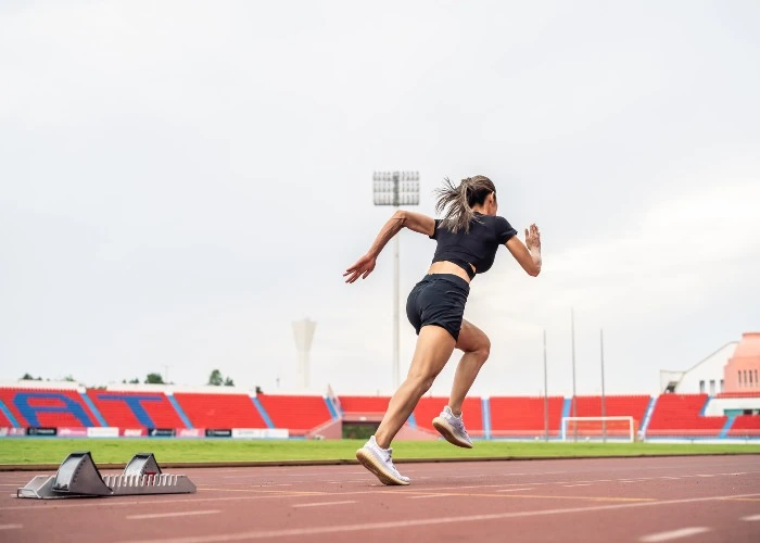 Un'atleta si allena per una gara