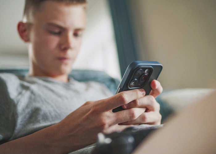 Un giovane che usa lo smartphone