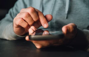 “Doomscrolling”, perché in tanti evitano di leggere le notizie