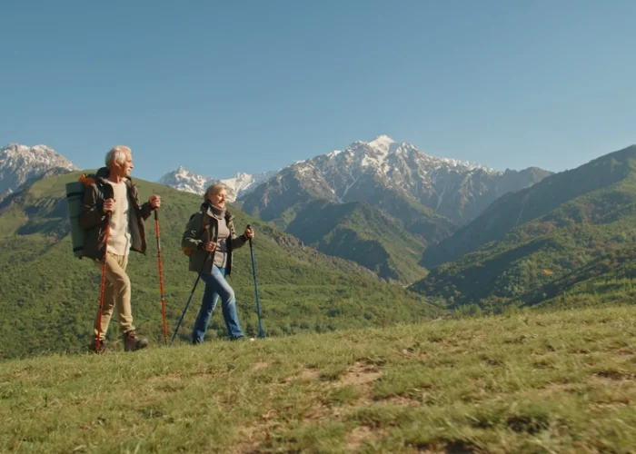 Coppia di anziani in montagna