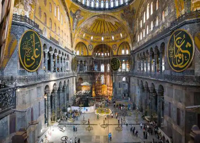 L'interno di Santa Sofia, ora diventata una moschea