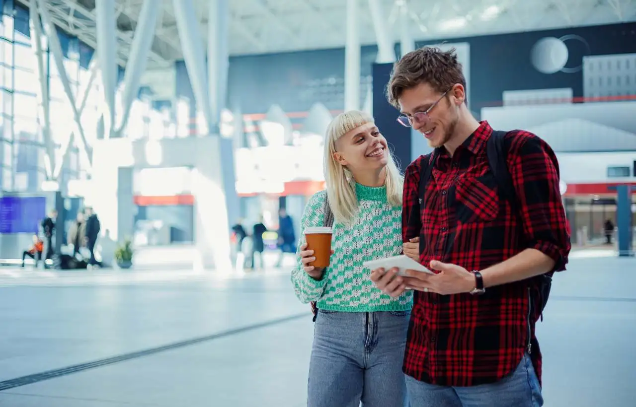 Due giovani partono per un viaggio