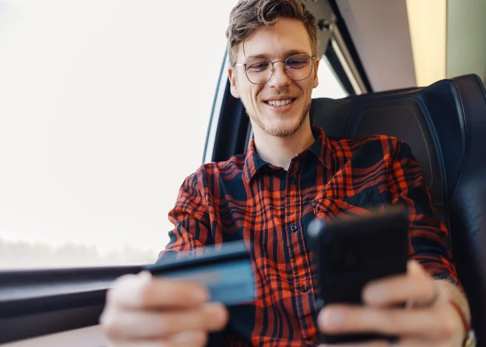 Un ragazzo fa una prenotazione tramite smartphone