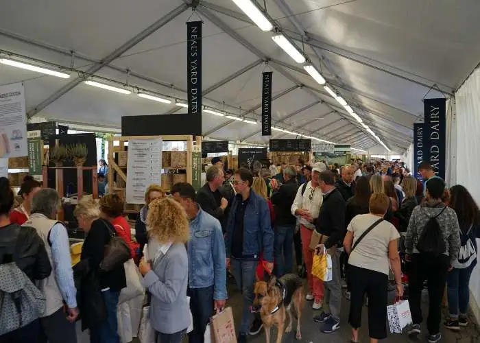 Tante persone che affollano gli stand del Cheese Bra