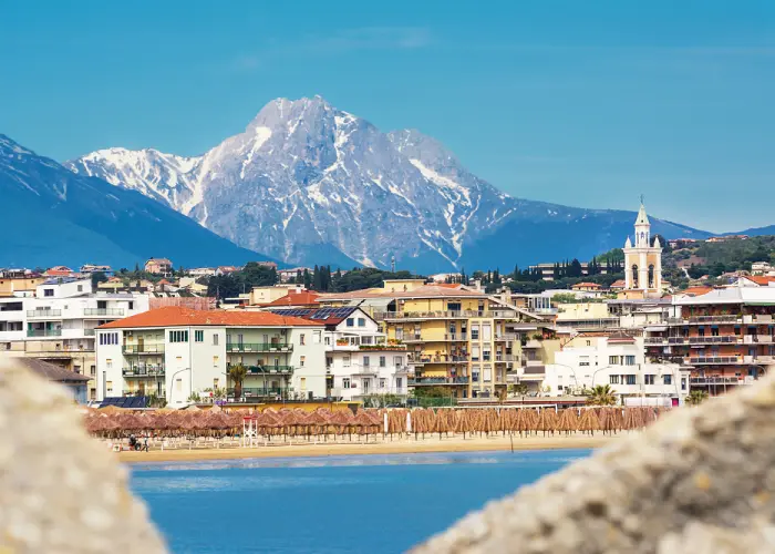 Pescara con Gran Sasso sullo sfondo