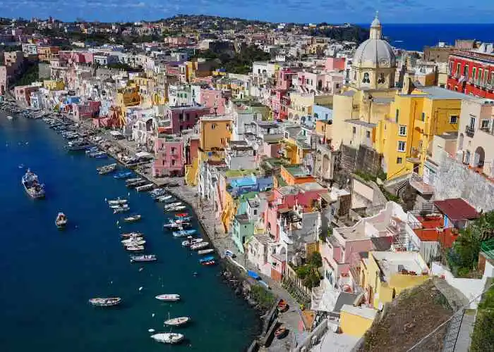 Una veduta di Procida, in Campania