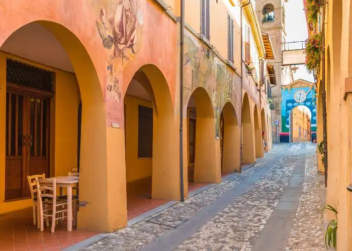 Dipinti e murales lungo le vie medioevali di Dozza, Bologna