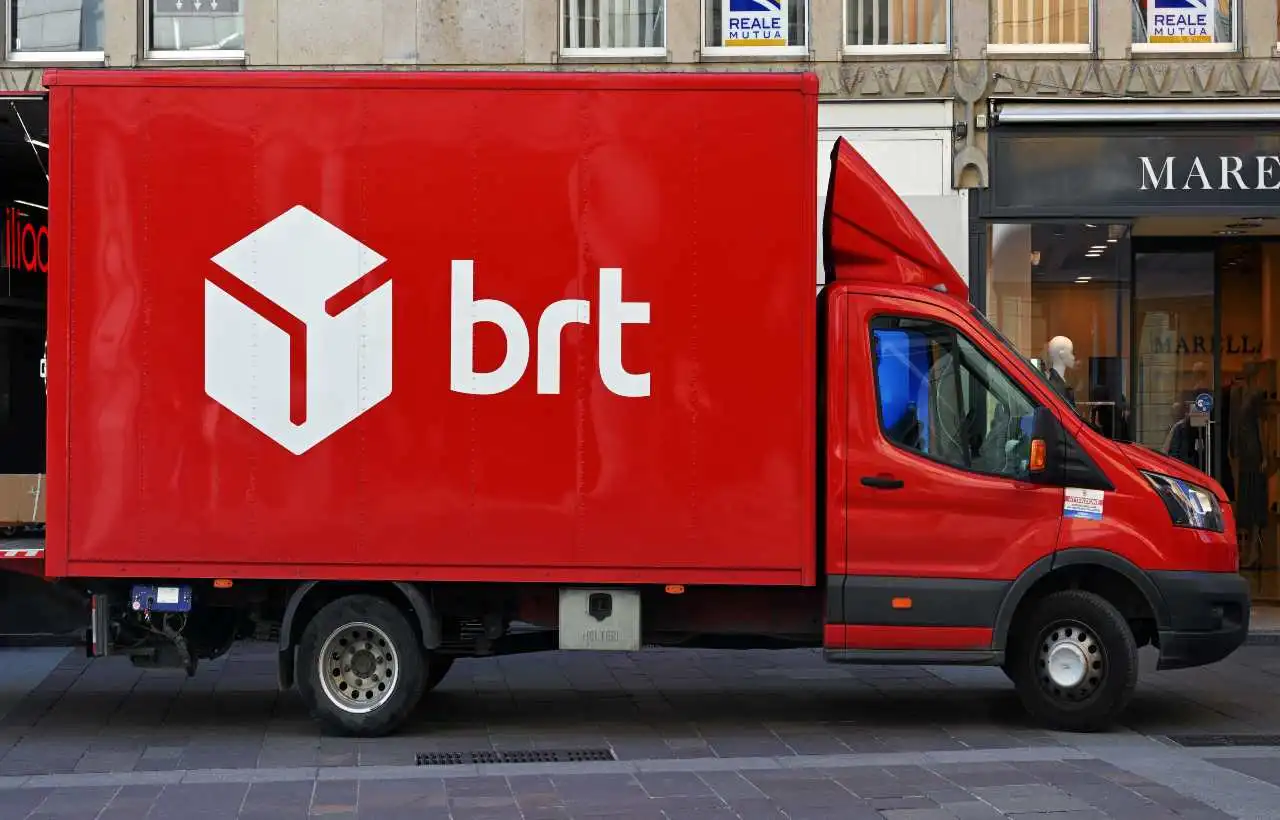 Un furgone Bartolini per le consegne