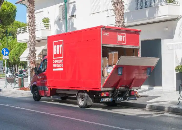 Un corriere Bartolini effettua delle consegne