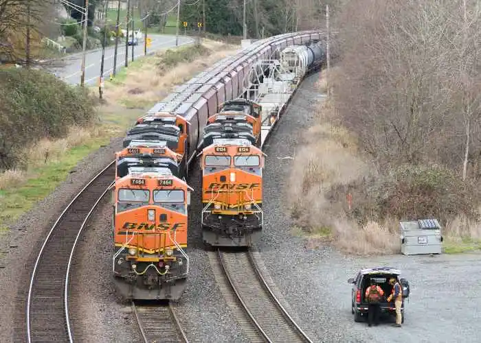 Lunghi treni merci fermi a Everett, WA, USA