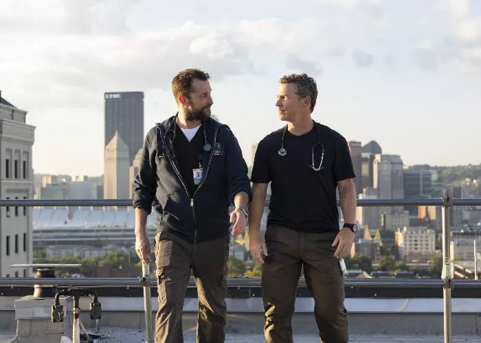 Noah Wyle e Shawn Hatosy in The Pitt