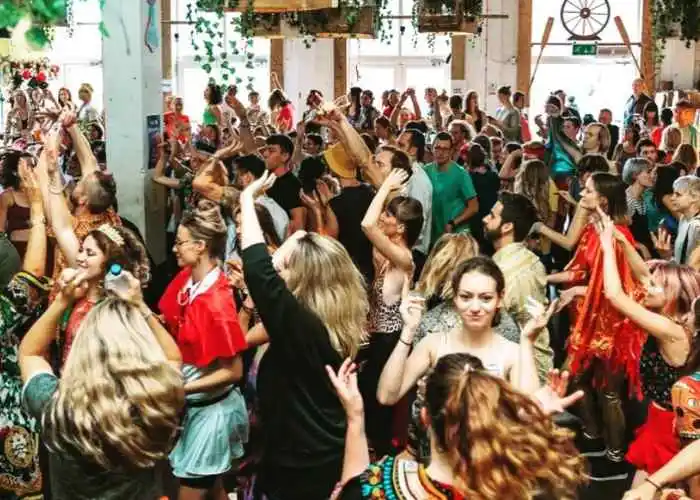 Ballare di giorno e senza eccessi, benvenuti nel soft clubbing