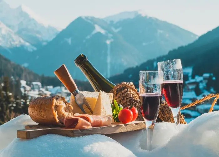 Tagliere e vino tradizionale di montagna