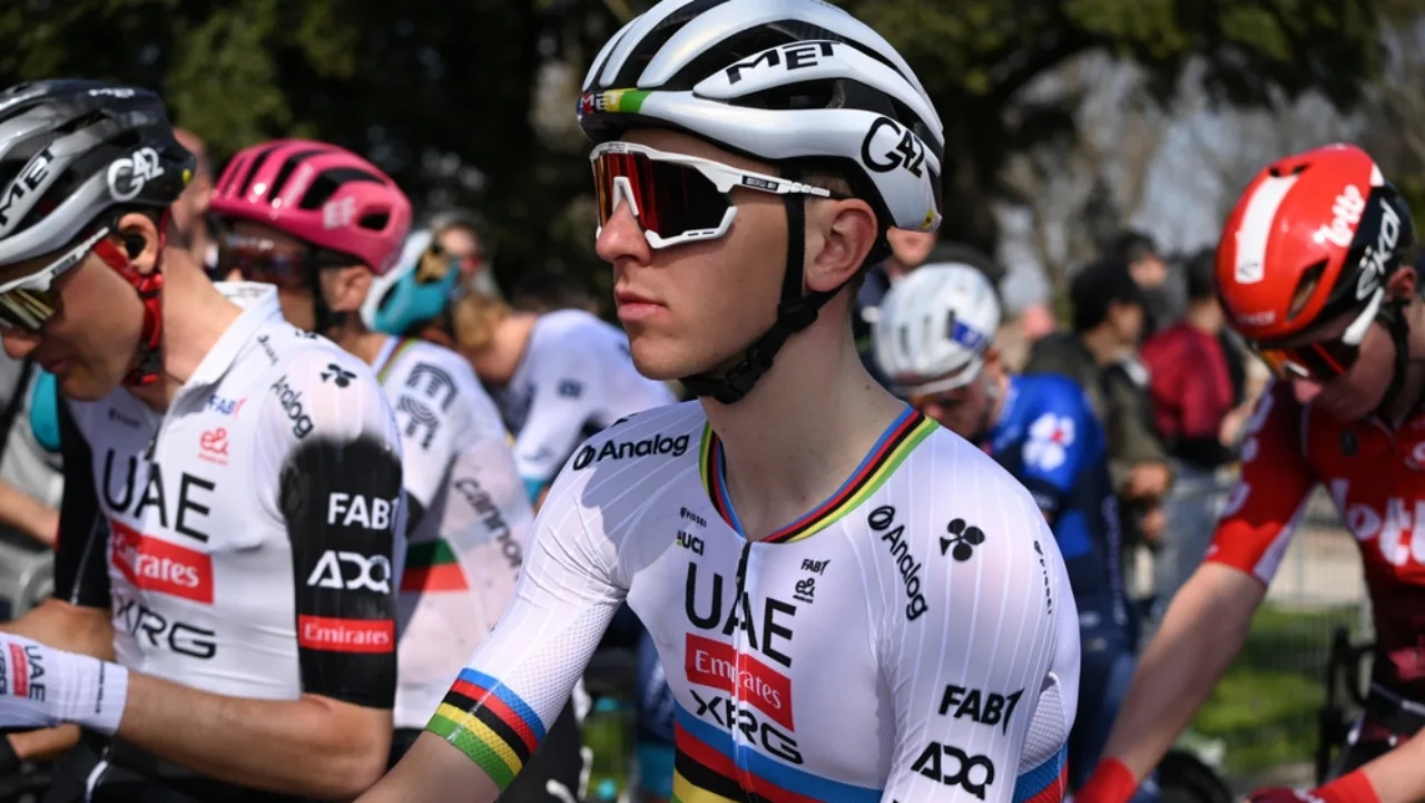 Tadej Pogačar in maglia iridata alla Strade Bianche 2025