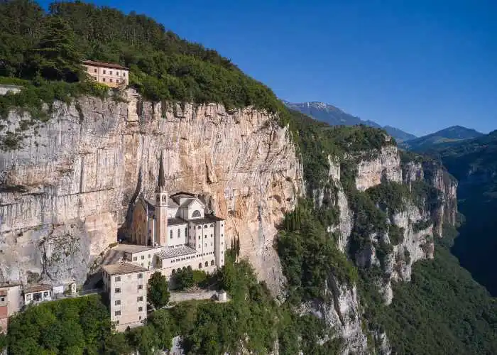 Scavato nella roccia, il Santuario della Madonna della Corona è unico