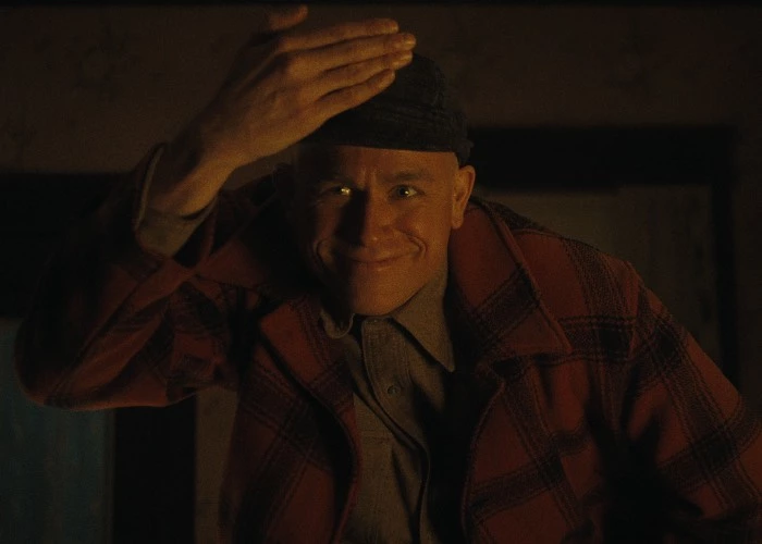 Charlie Hunnam in una scena di Monster_La storia di Ed Gein