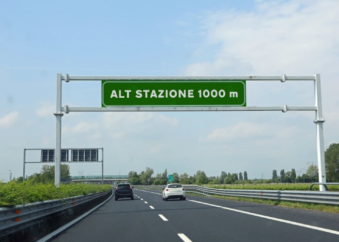 Avviso stazione in autostrada