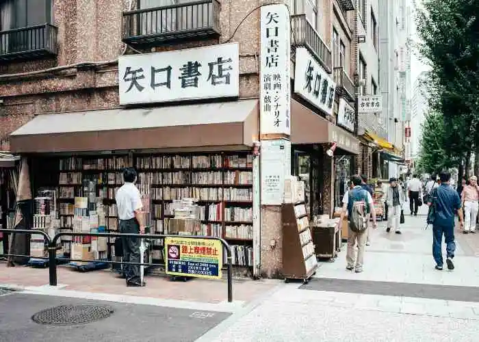 Alcune delle librerie vintage di Jimbōchō