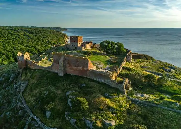 Foto aerea del castello di Hammershus ruin al tramonto, Bornholm, Danimarca