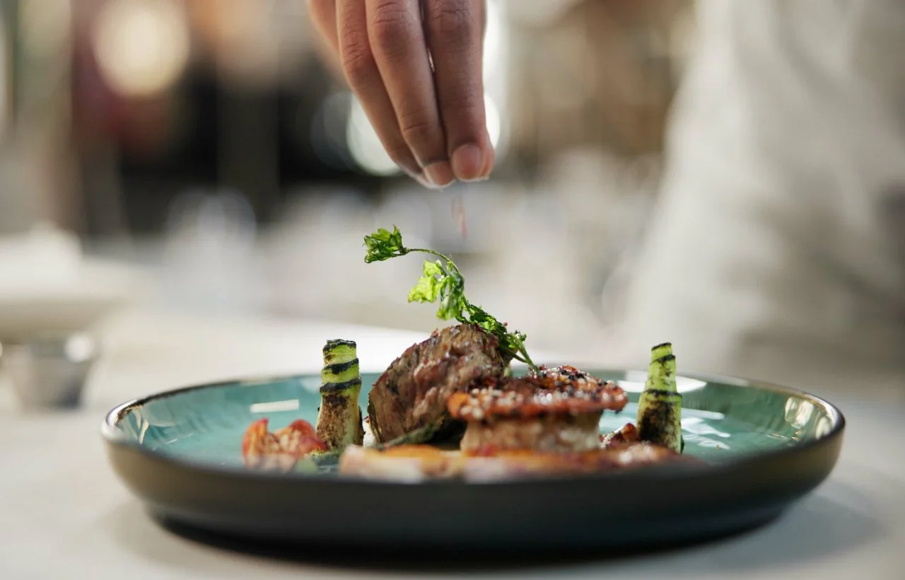 Un piatto di carne condito con spezie