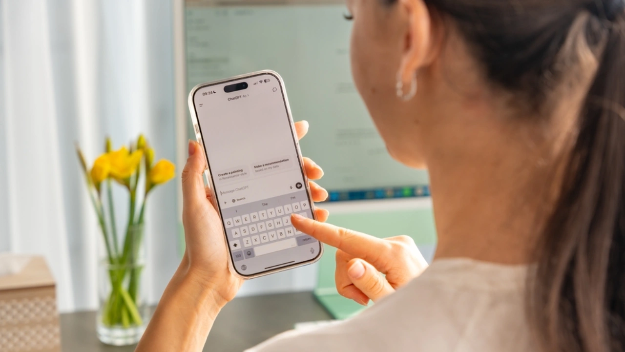 Ragazza usa ChatGPT su iPhone