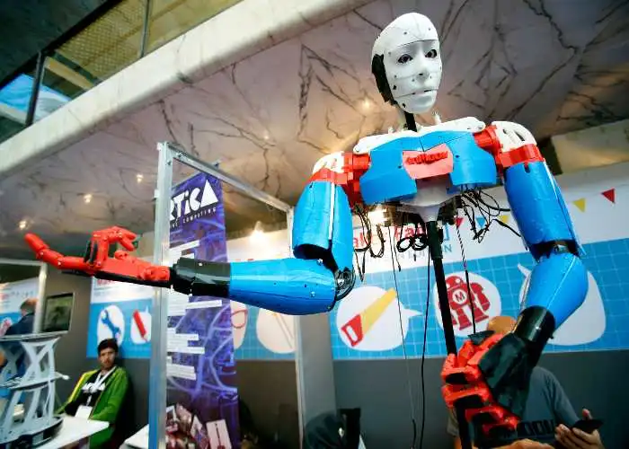 Un robot al Makar Faire di Roma
