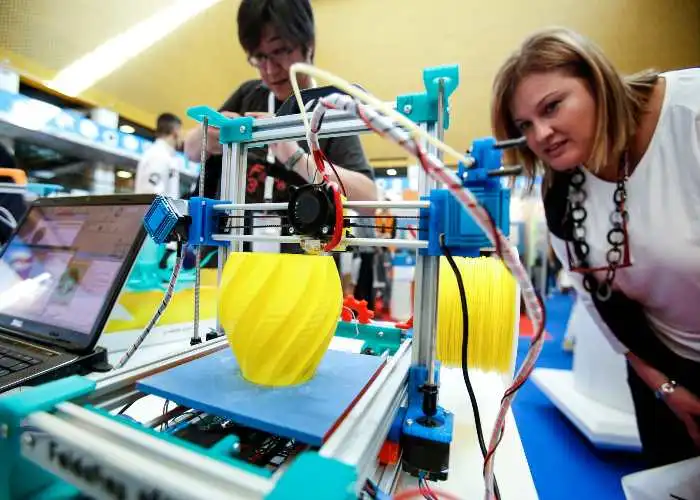 Una stampante 3-D al Maker faire di Roma