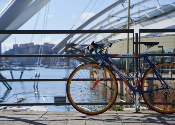 Bicicletta parcheggiata al porto di Genova