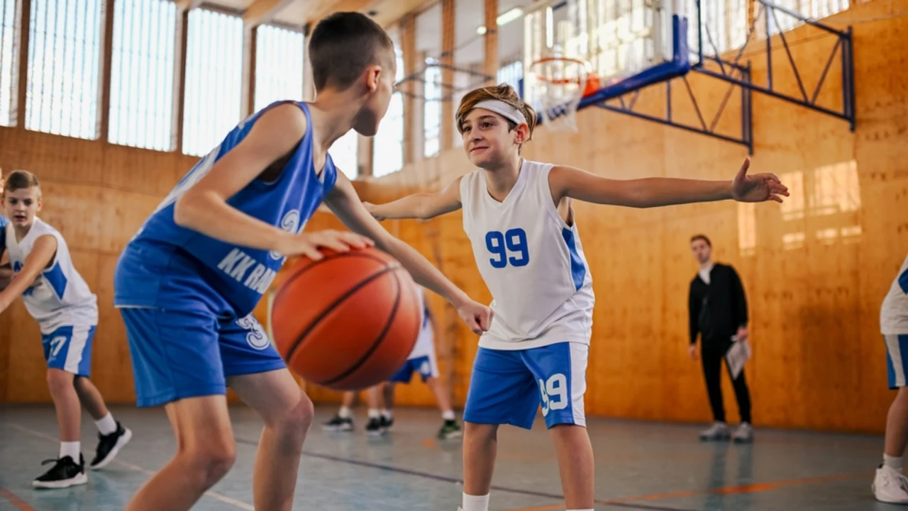 Ragazzi giocano a basket