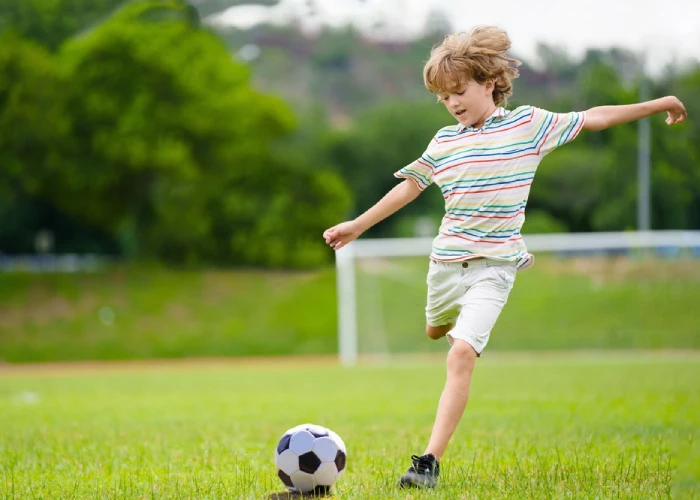 Un bambino che gioca a calcio
