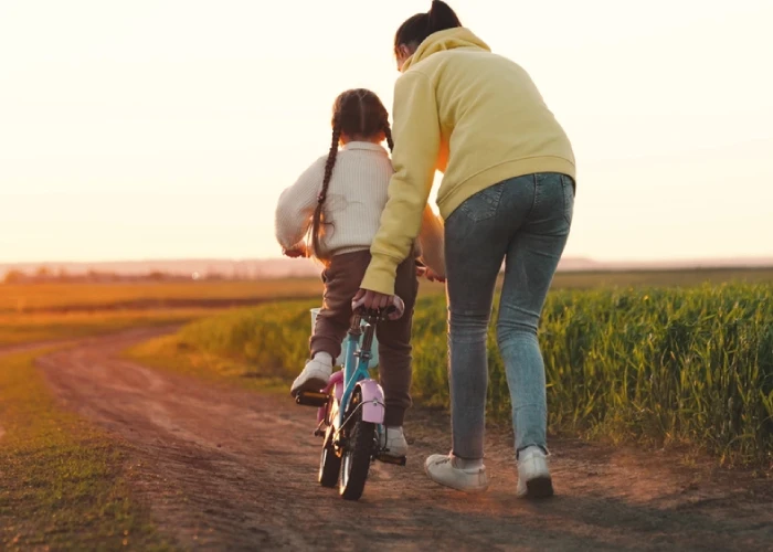 Bimba in bici con la mamma