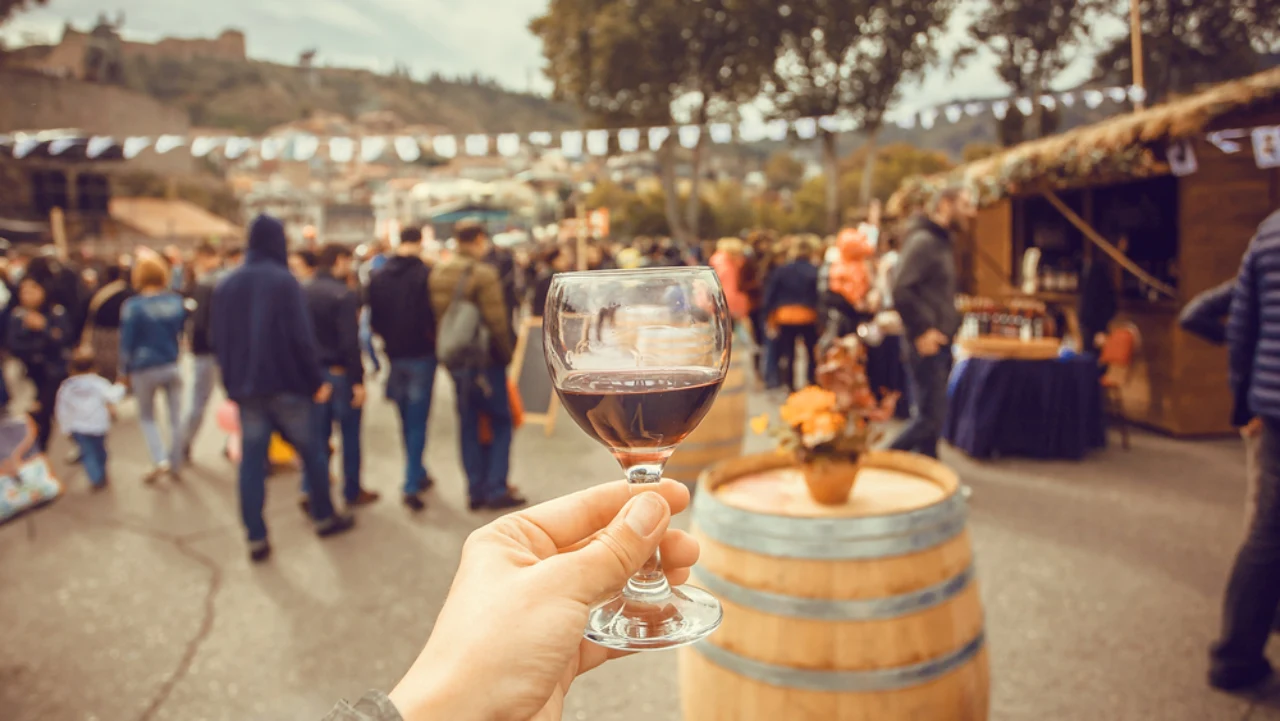 Calice di vino in una festa tradizionale