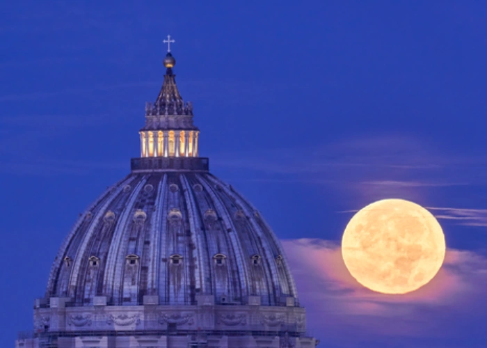 Cupola di San Pietro con Luna piena