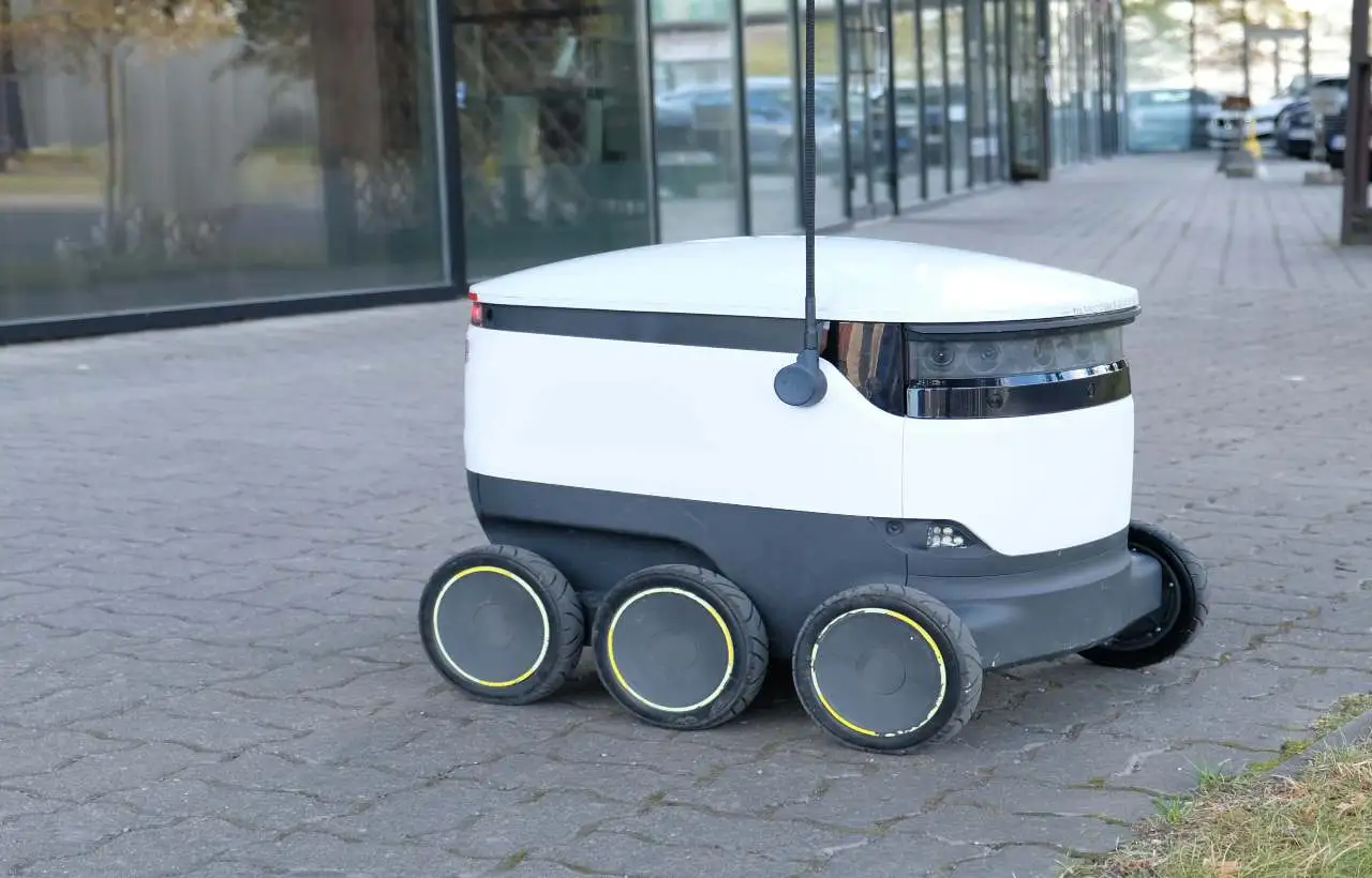 Un robot che consegna il cibo