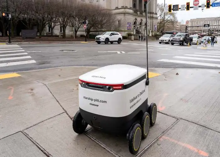 Un robot consegna del cibo presso il campus di Pittsburgh