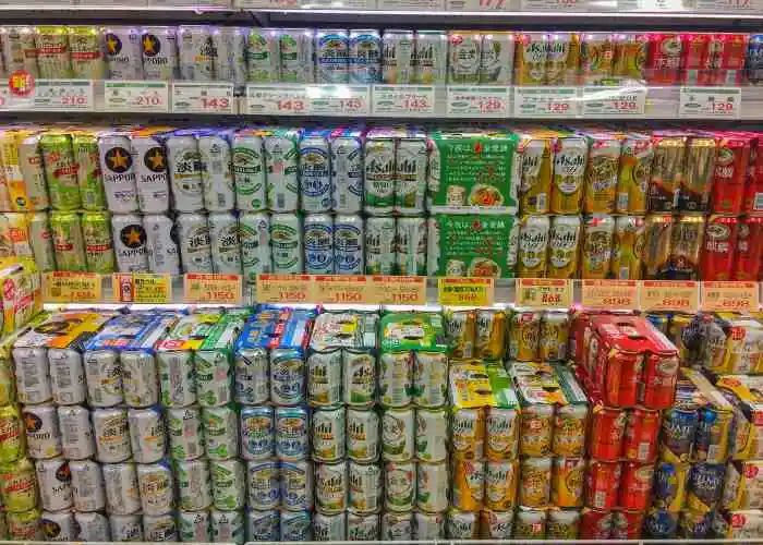 Birre in vendita in un supermercato di Tokyo, Giappone
