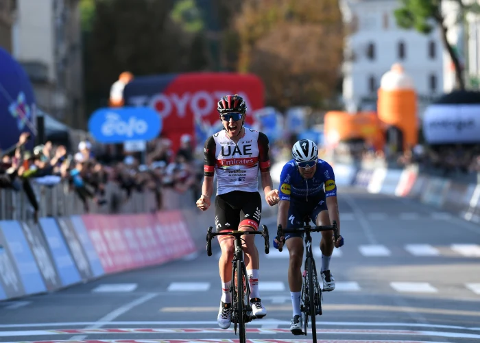 Tadej Pogačar sul traguardo del Lombardia 2021