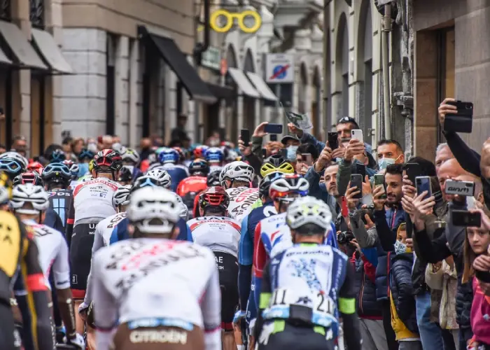Gruppo di ciclisti alla partenza del Lombardia 2021