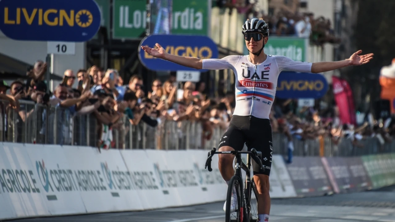 Tadej Pogačar sul traguardo del Lombardia 2023