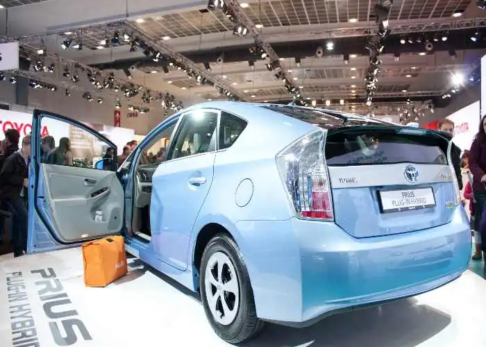 Un'auto elettrica esposta in una fiera