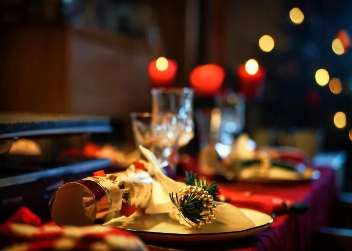 Una tavola imbandita per Natale. Foto di jplenio1 su freepik